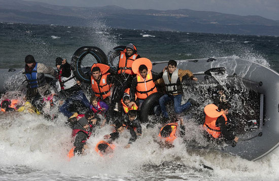 Amerikaanske cruise skippen collide en sink yn it wetter. Fjouwer fermoarde toeristen hienen gjin jasjasketten.